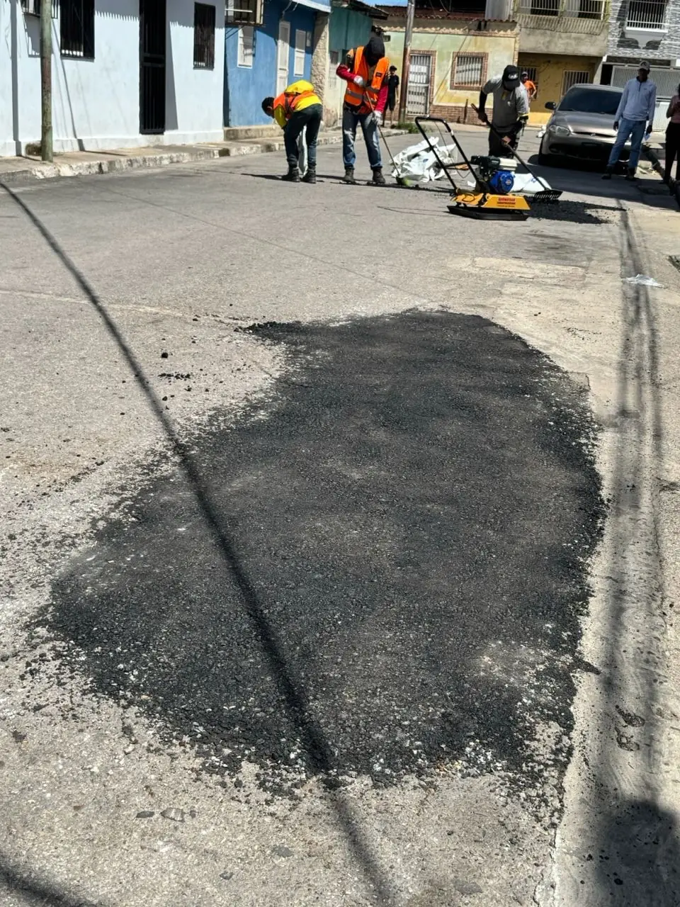 Bacheo con Asfalto Frío en Calle El Chimborazo (Bahía de Pozuelos)