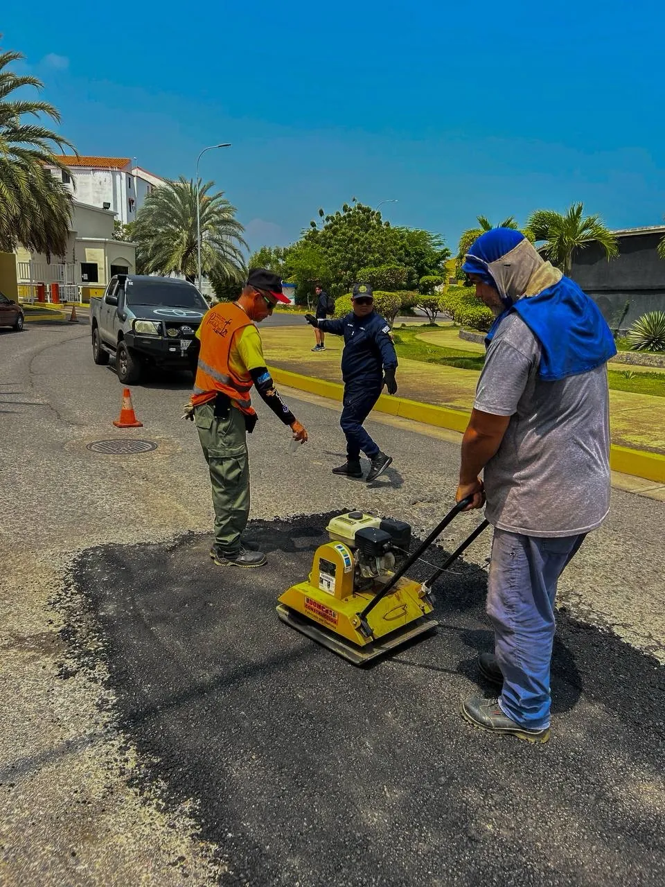 Bacheo con Asfalto Frío en Calle Rivera (Comuna El Paraíso)