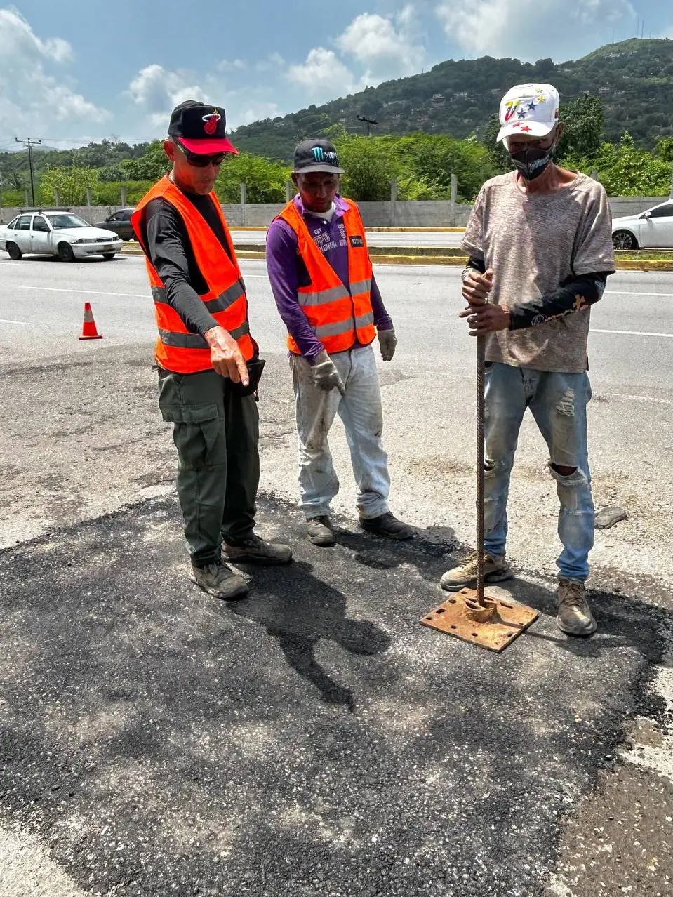 Bacheo con Asfalto Frío en Av. Intercomunal (Sector Cerro Amarillo)