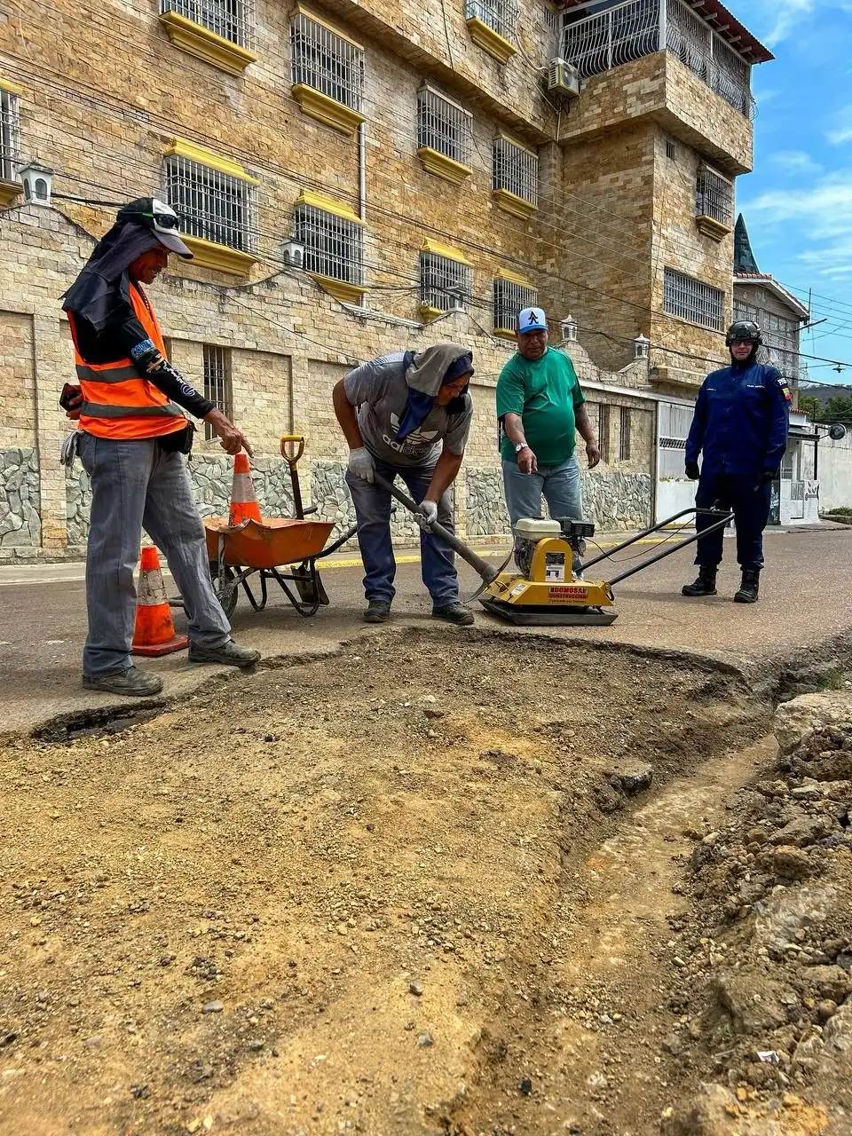 Bacheo en Calle Andrés Eloy Blanco con Calle Democracia (Sierra Maestra)